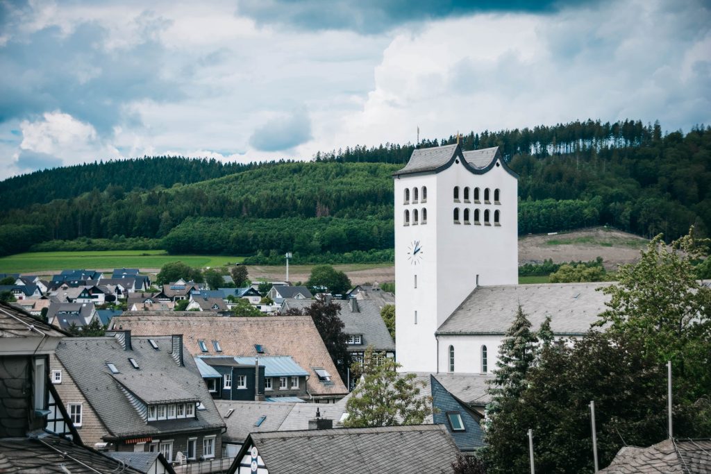 Uitzicht-vanaf-balkon-in-Parkhotel-Schmallenberg-Sauerland-1024x683.jpg